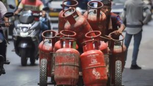 672460f48c8c7-bpl-card-holder-women-will-get-free-lpg-gas-cylinder-before-diwali-festival-know-online-process-nvs-010238682-16x9