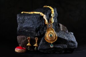 royal-gold-jewellery-set_1396-371